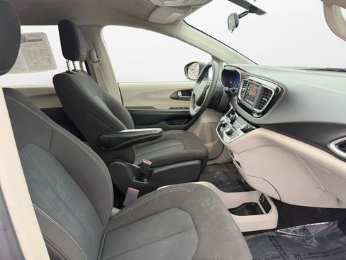 Used 2022 Chrysler Voyager LX image 15