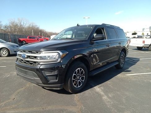 Used 2024 Ford Expedition XLT image 3