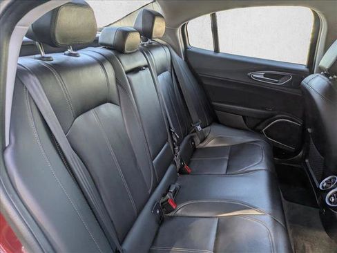 Used 2019 Alfa Romeo Giulia image 18
