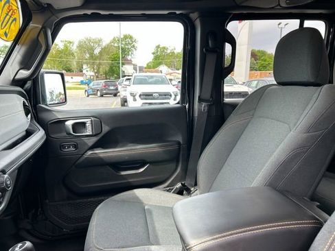Used 2025 Jeep Wrangler Unlimited Sahara w/ Safety Group AWD/4WD image 31