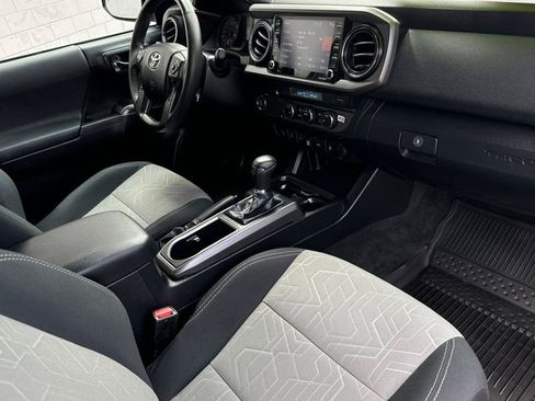 Used 2021 Toyota Tacoma TRD Sport w/ Technology Package image 15