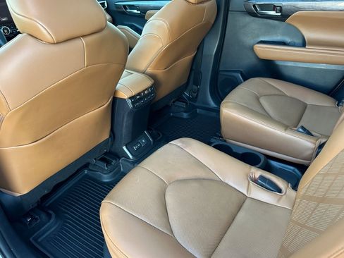 Used 2023 Toyota Highlander Platinum image 11