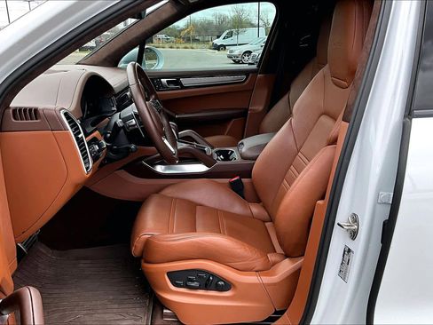 Used 2023 Porsche Cayenne Turbo image 8