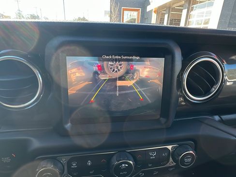 Used 2019 Jeep Wrangler Unlimited Sahara image 33
