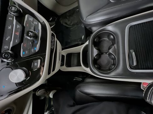 Used 2024 Chrysler Pacifica Touring-L image 25