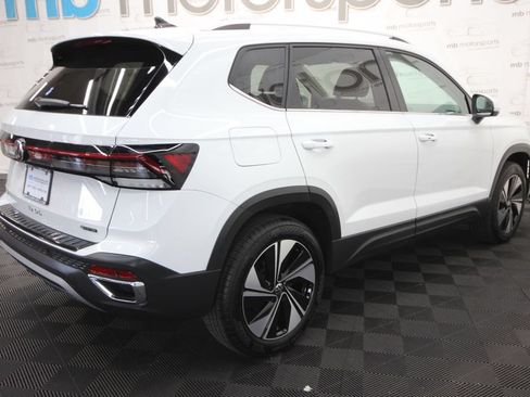 Used 2025 Volkswagen Taos SE AWD/4WD image 9