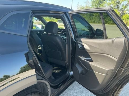 Used 2025 Chevrolet Trax RS w/ Sunroof Package FWD image 18