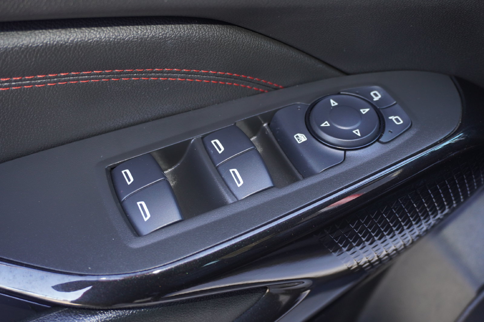 Used 2024 Chevrolet Trax RS w/ Sunroof Package FWD image 14