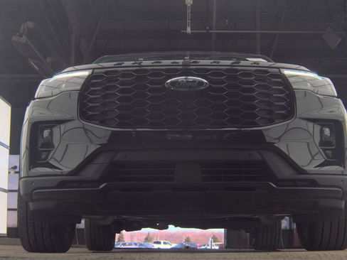 Used 2025 Ford Explorer ST-Line w/ Premium Package image 2