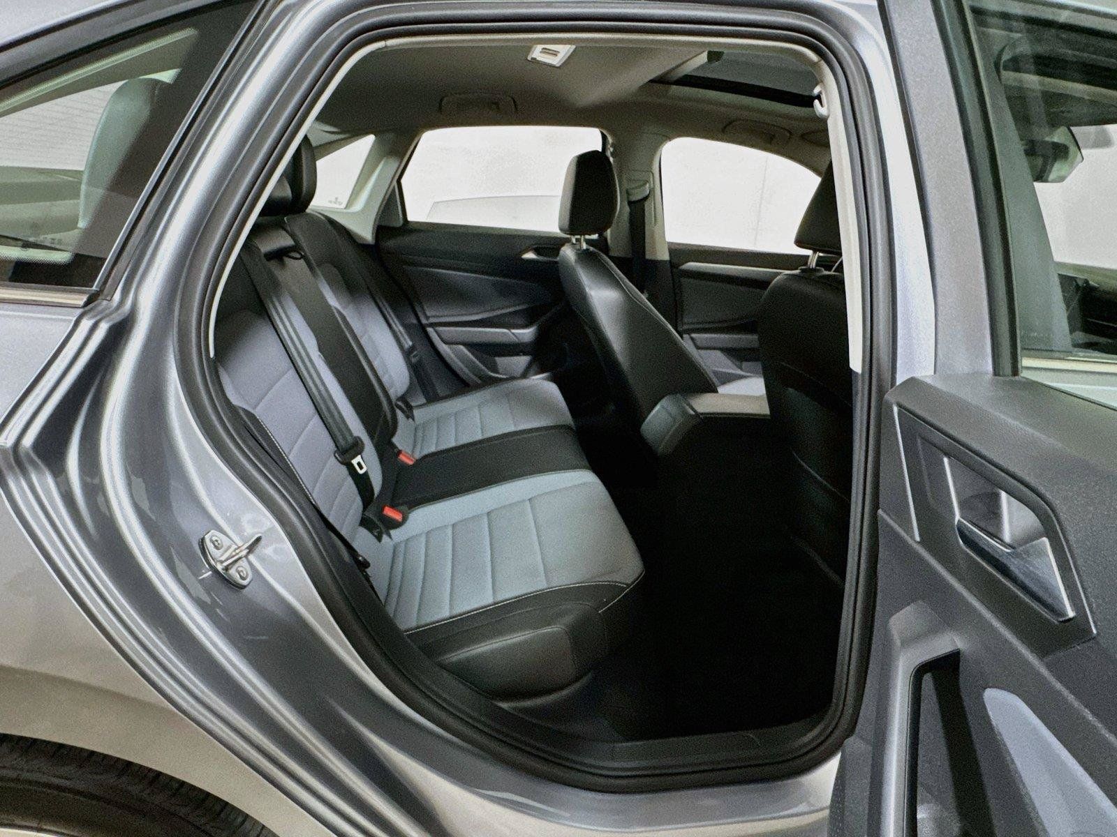 Used 2025 Volkswagen Jetta SE FWD image 25