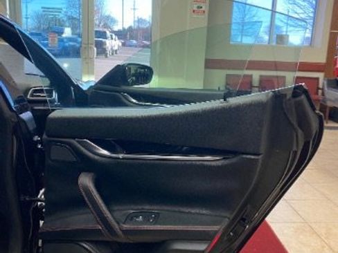 Used 2019 Maserati Ghibli S GranSport image 16