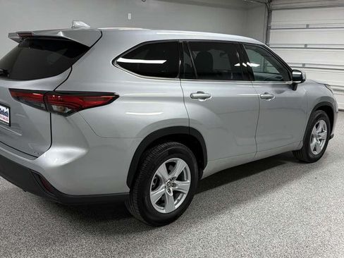 Used 2021 Toyota Highlander LE FWD image 3