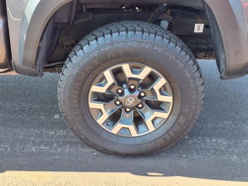 Used 2017 Toyota Tacoma TRD Off-Road w/ Tow Package (A/T) AWD/4WD image 21