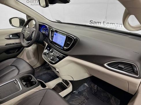 Used 2024 Chrysler Pacifica Touring-L FWD image 28