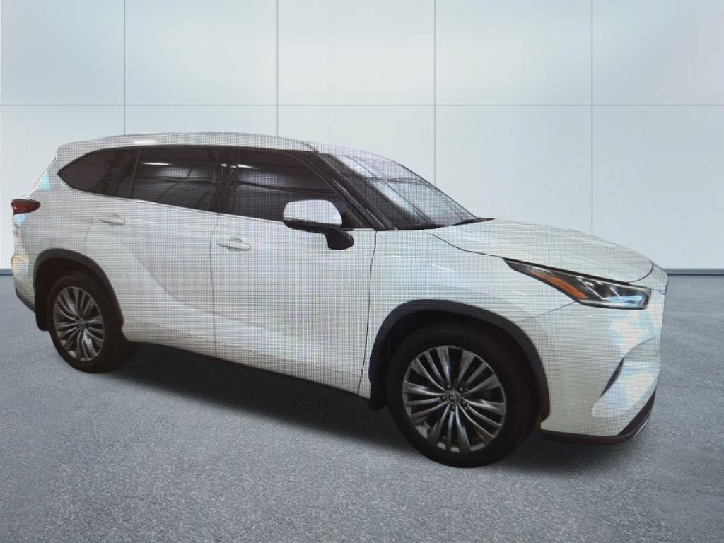 Used 2021 Toyota Highlander Platinum AWD/4WD image 2