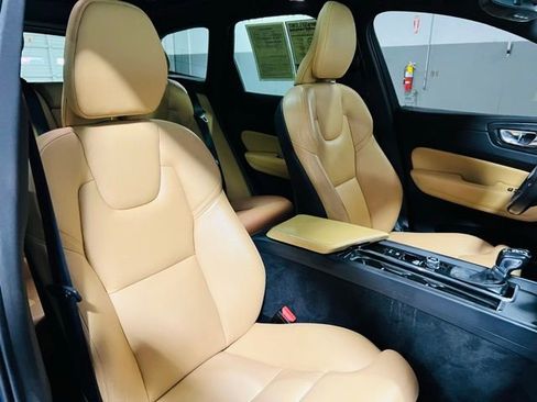 Used 2019 Volvo XC60 T5 Momentum w/ Premium Package FWD image 32