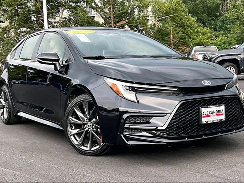 Used 2025 Toyota Corolla SE w/ SE Premium Package FWD image 2