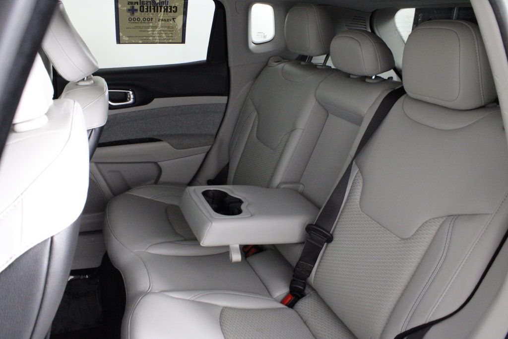 Used 2022 Jeep Compass Latitude FWD image 19
