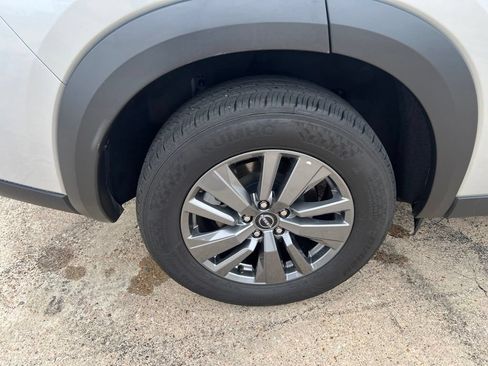 Used 2024 Nissan Pathfinder SV FWD image 17