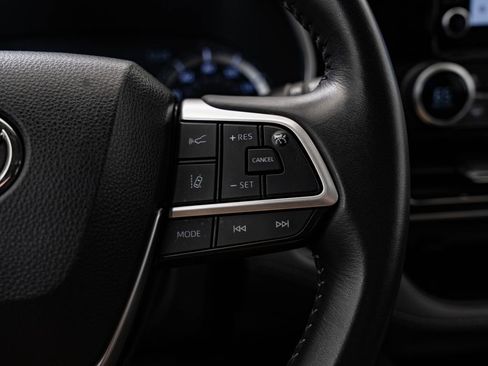 Used 2023 Toyota Highlander XLE AWD/4WD image 30