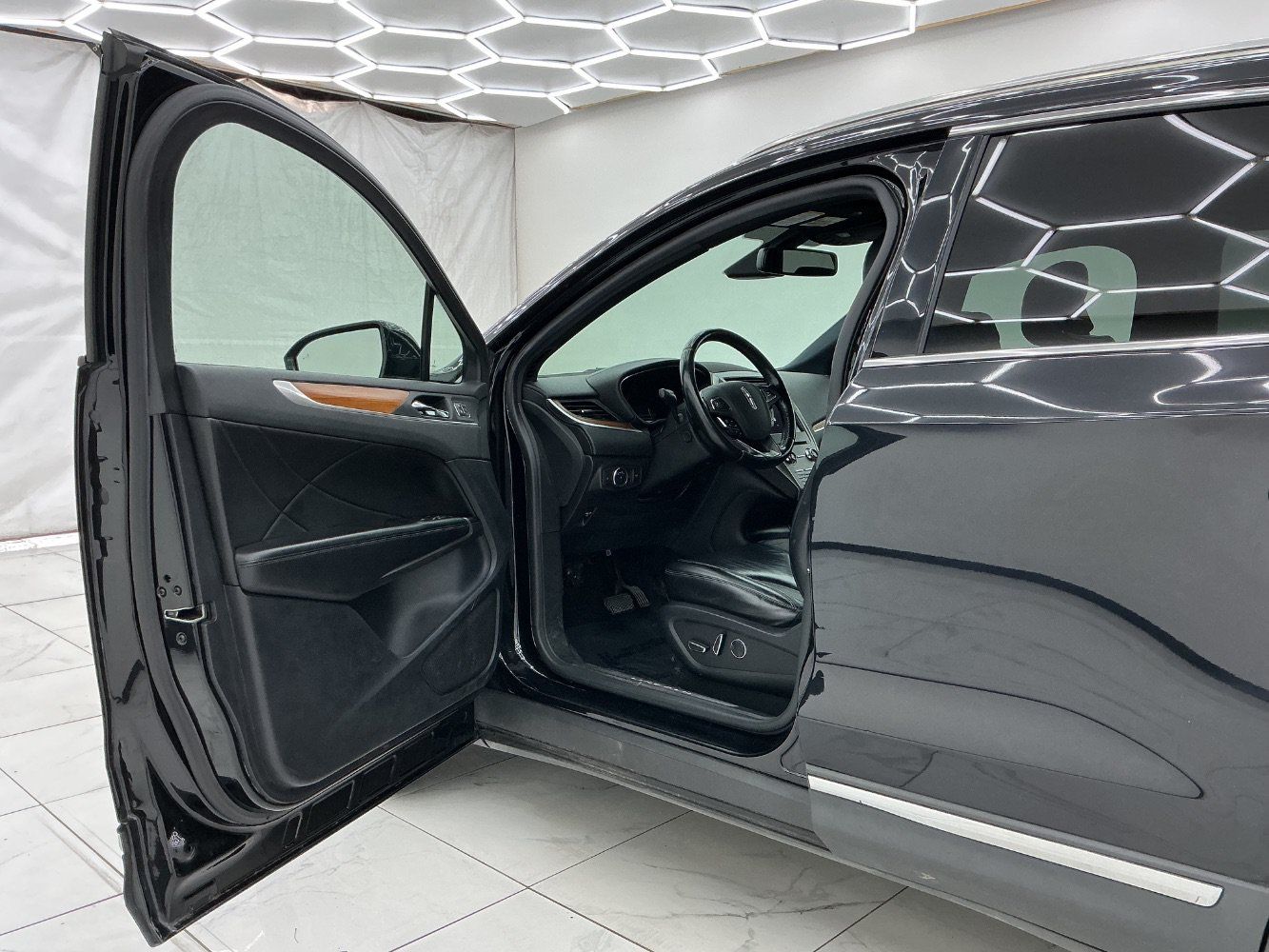 Used 2019 Lincoln MKC Select w/ Select Plus Package AWD/4WD image 16