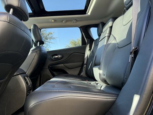 Used 2019 Jeep Cherokee Trailhawk image 10