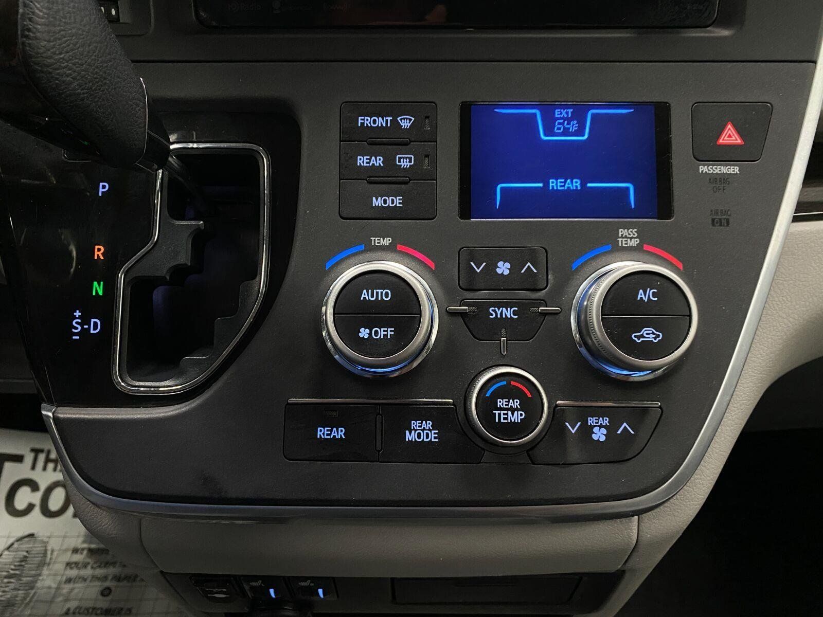 Used 2016 Toyota Sienna XLE FWD image 25