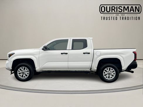 Used 2025 Toyota Tacoma SR image 3