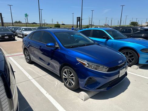 Used 2023 Kia Forte LXS w/ LXS Technology Package FWD image 5