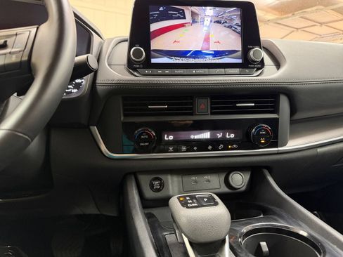 Used 2025 Nissan Rogue SV FWD image 17