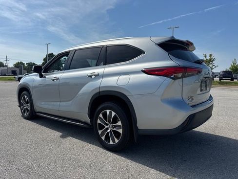 Used 2021 Toyota Highlander XLE AWD/4WD image 4