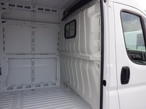 Used 2025 RAM ProMaster 2500 w/ Safety Group FWD image 11