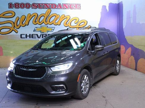 Used 2022 Chrysler Pacifica Touring image 2