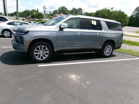 Used 2025 Chevrolet Suburban Premier AWD/4WD image 6