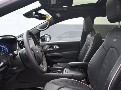 Used 2024 Chrysler Pacifica Premium image 22