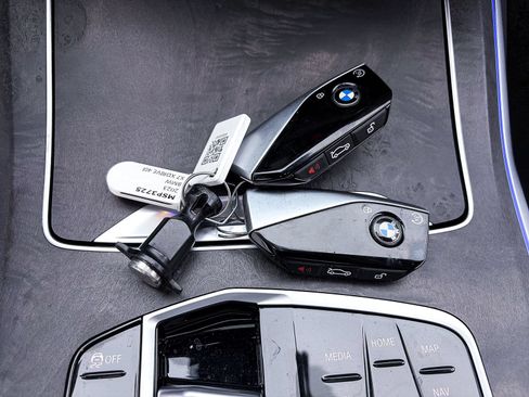 Used 2023 BMW X7 xDrive40i w/ M Sport Package AWD/4WD image 27