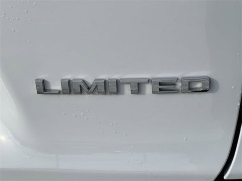 Used 2022 Jeep Cherokee Limited image 11