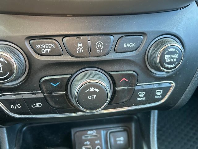 Used 2016 Jeep Cherokee Latitude w/ Cold Weather Group AWD/4WD image 24