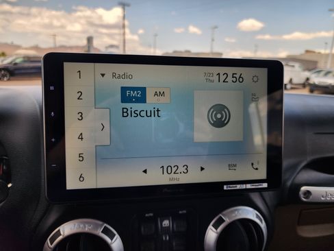 Used 2016 Jeep Wrangler Unlimited Rubicon w/ Connectivity Group AWD/4WD image 22