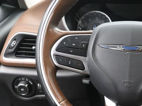 Used 2018 Chrysler Pacifica Limited image 30