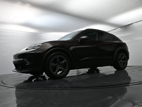 Certified 2025 Porsche Macan 4 Electric image 46