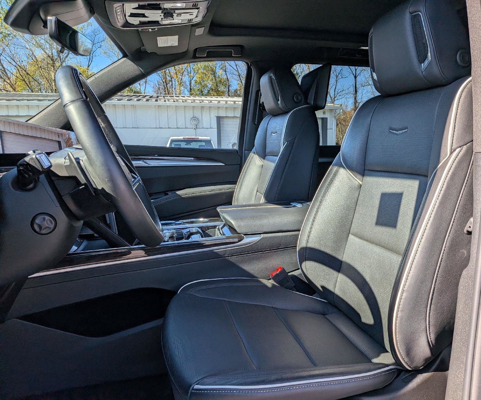 Used 2025 Cadillac Escalade ESV Premium Luxury AWD/4WD image 11