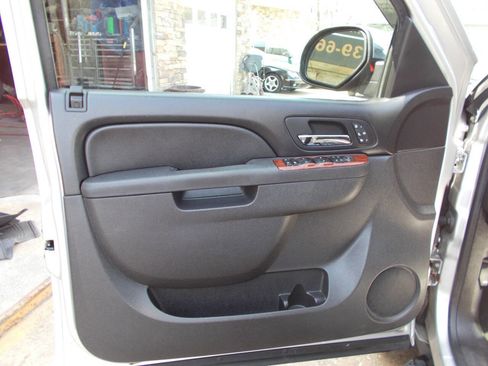 Used 2011 Chevrolet Avalanche LTZ image 9