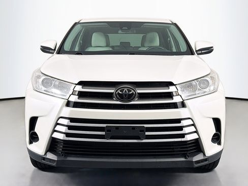Used 2019 Toyota Highlander LE FWD image 2
