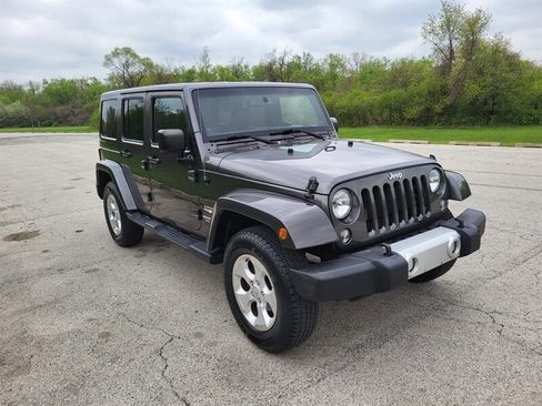 Used 2014 Jeep Wrangler Unlimited Sahara w/ Dual Top Group AWD/4WD image 5