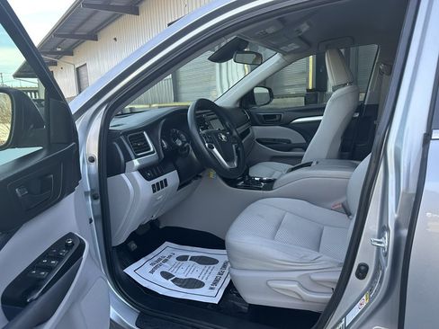 Used 2017 Toyota Highlander LE image 17