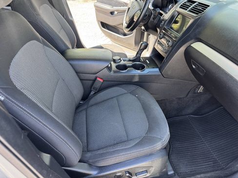 Used 2017 Ford Explorer XLT w/ Equipment Group 201A AWD/4WD image 17