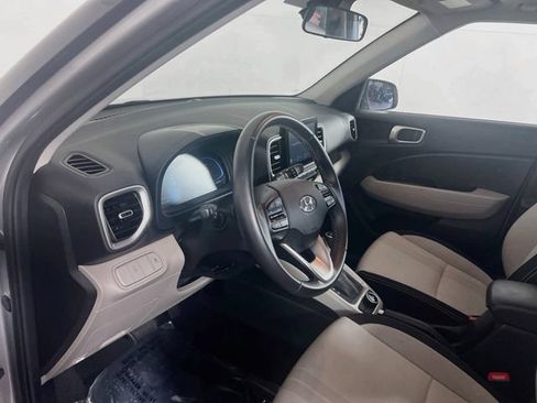 Used 2025 Hyundai Venue SEL FWD image 8
