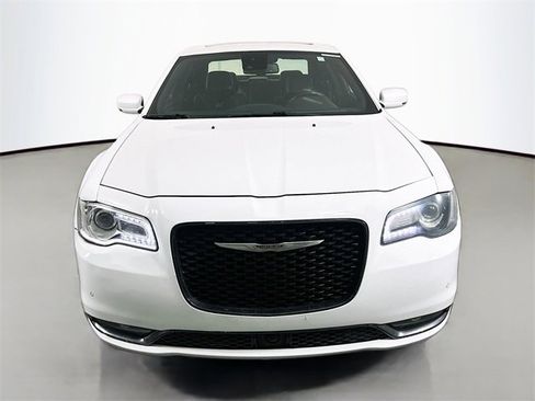 Used 2018 Chrysler 300 S w/ 300S Premium Group image 2