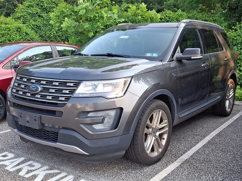Used 2017 Ford Explorer XLT w/ Equipment Group 202A AWD/4WD image 3